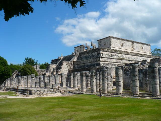 Temple_of_the_Warriors_Chichen_Itza_01.JPG